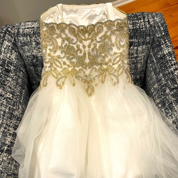 White Jovani organza dress. Exquisite gold detailing. - Picture 5 of 8